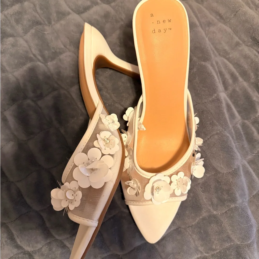 A New Day white  Floral heels - Picture 2 of 3